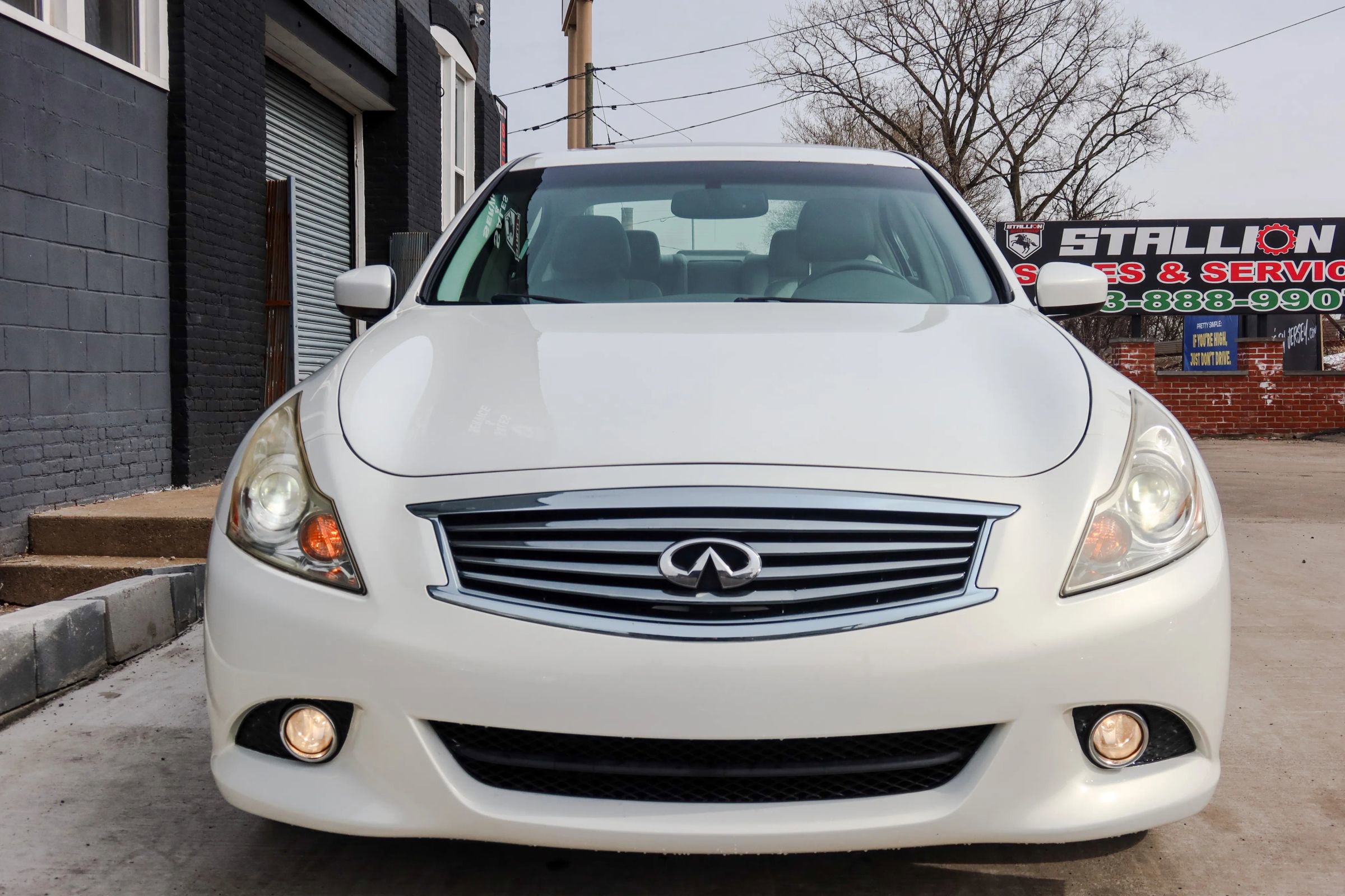 Used 2011 INFINITI G25 x w/ Moonroof Pkg image 2