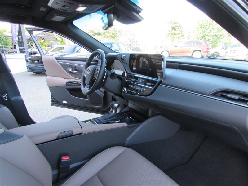 Used 2025 Lexus ES 300h w/ Premium Package FWD image 29