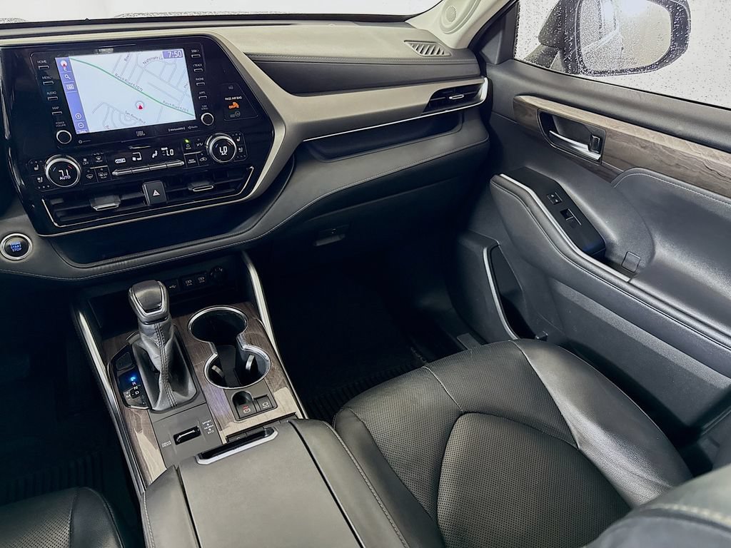 Used 2020 Toyota Highlander Limited FWD image 25