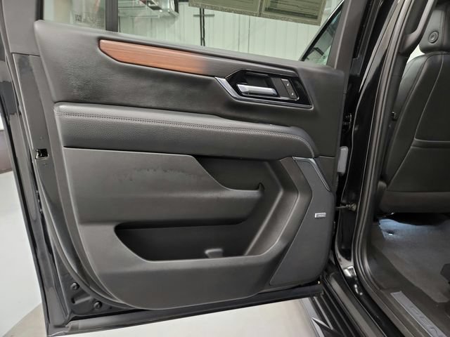 Used 2025 GMC Yukon XL Denali AWD/4WD image 24