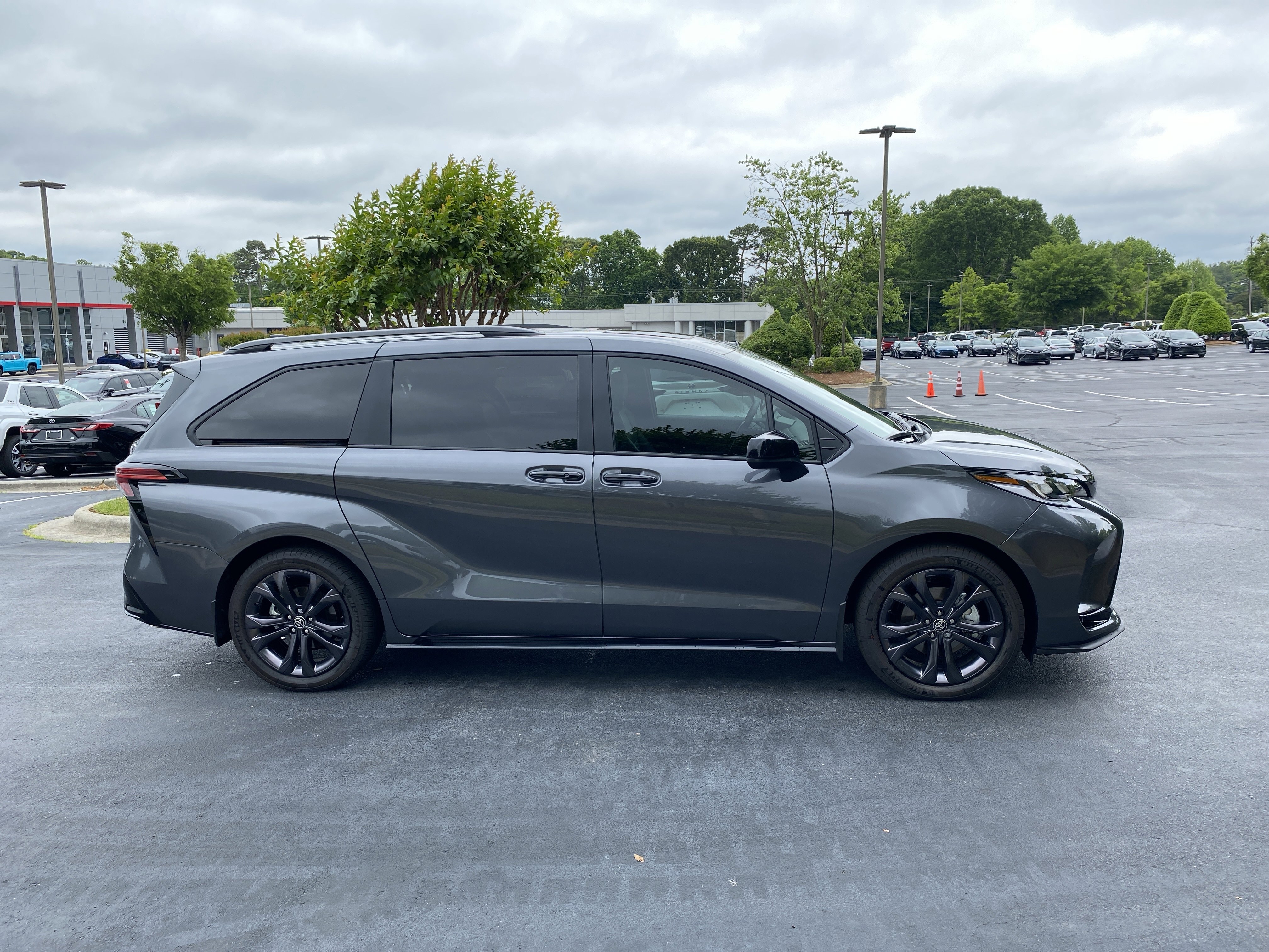 Certified 2025 Toyota Sienna XSE w/ XSE Plus Package FWD image 4