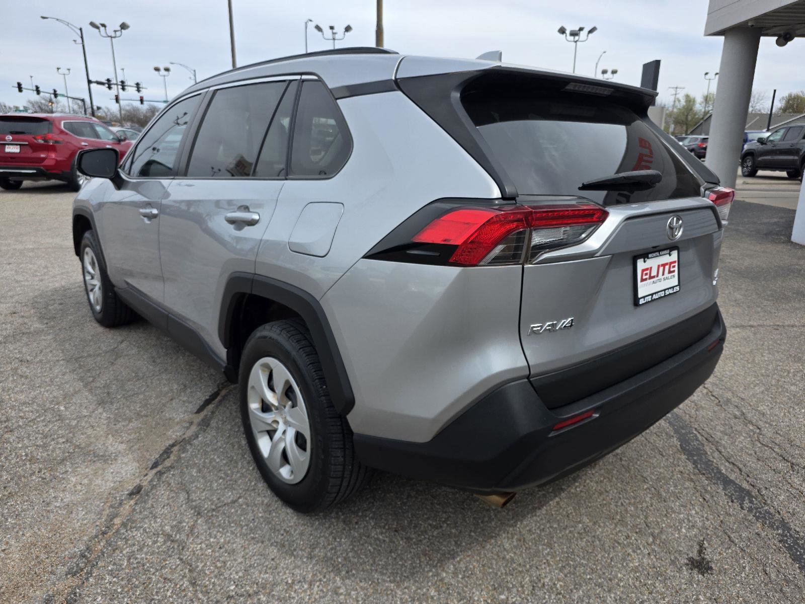 Used 2020 Toyota RAV4 LE AWD/4WD image 7