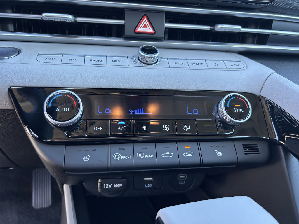 Certified 2025 Hyundai Elantra Limited FWD image 28
