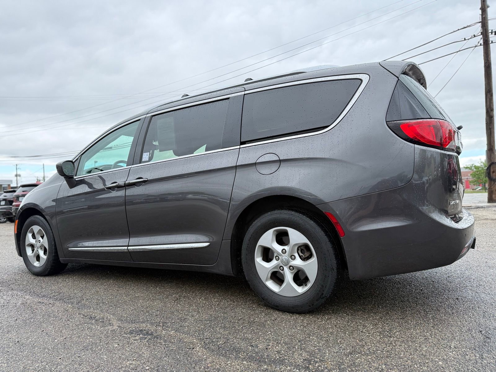 Used 2017 Chrysler Pacifica Touring-L Plus FWD image 4