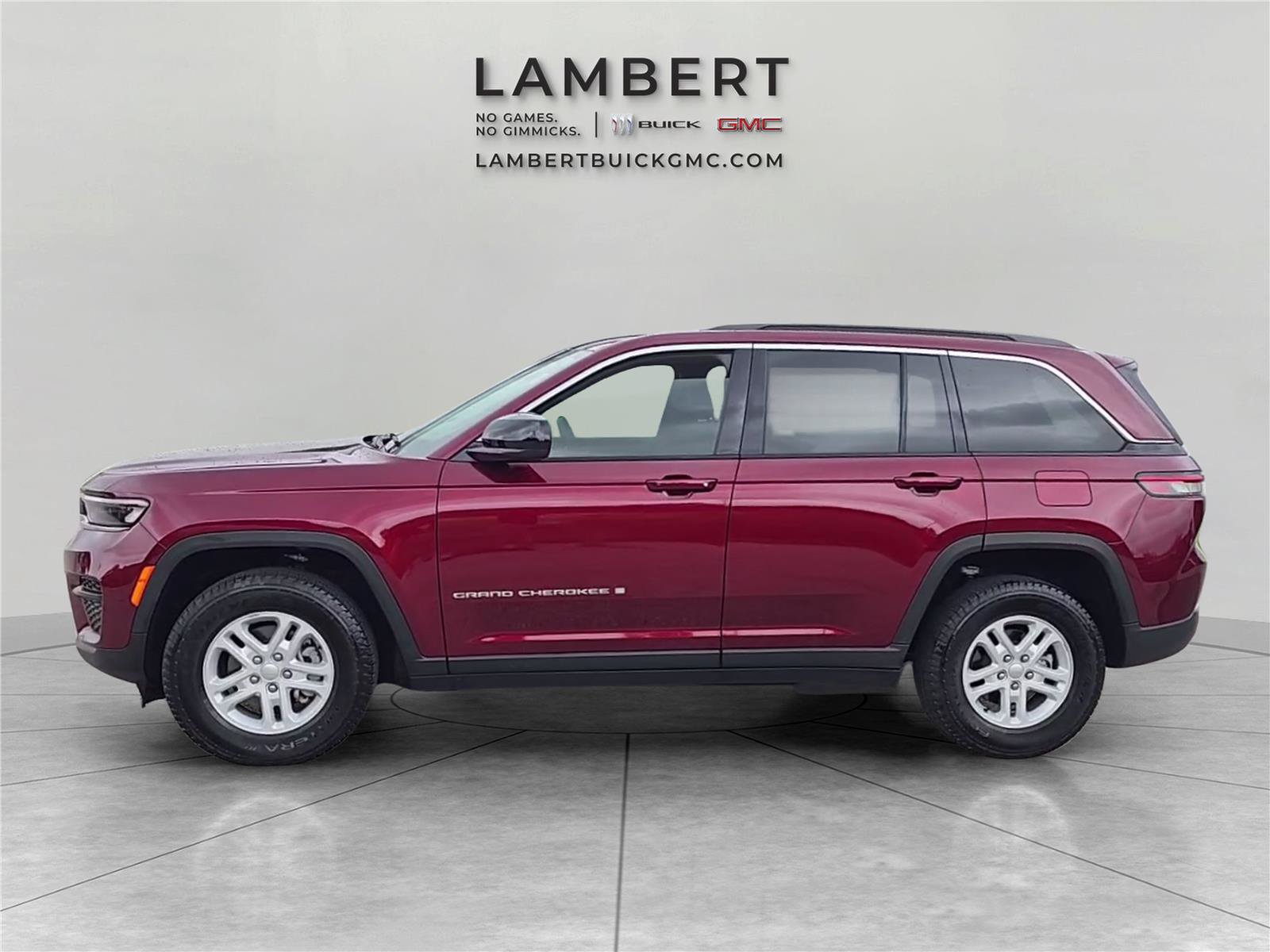 Used 2025 Jeep Grand Cherokee Laredo w/ Trailer Tow Package AWD/4WD image 2