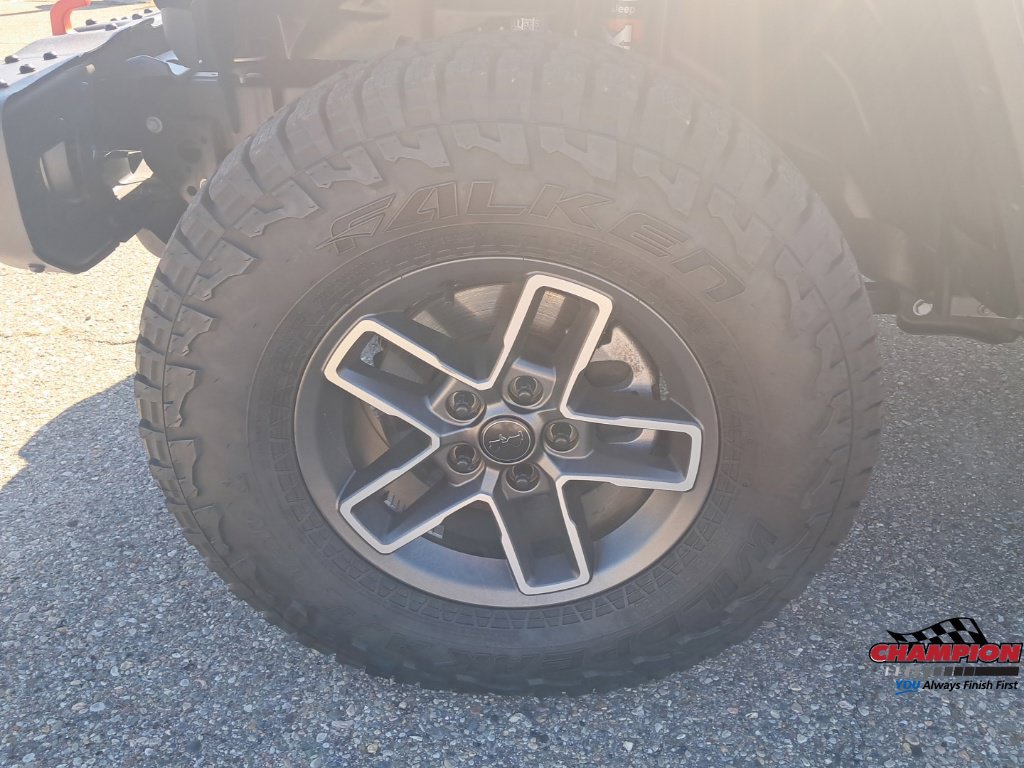 Used 2025 Jeep Gladiator Mojave AWD/4WD image 19
