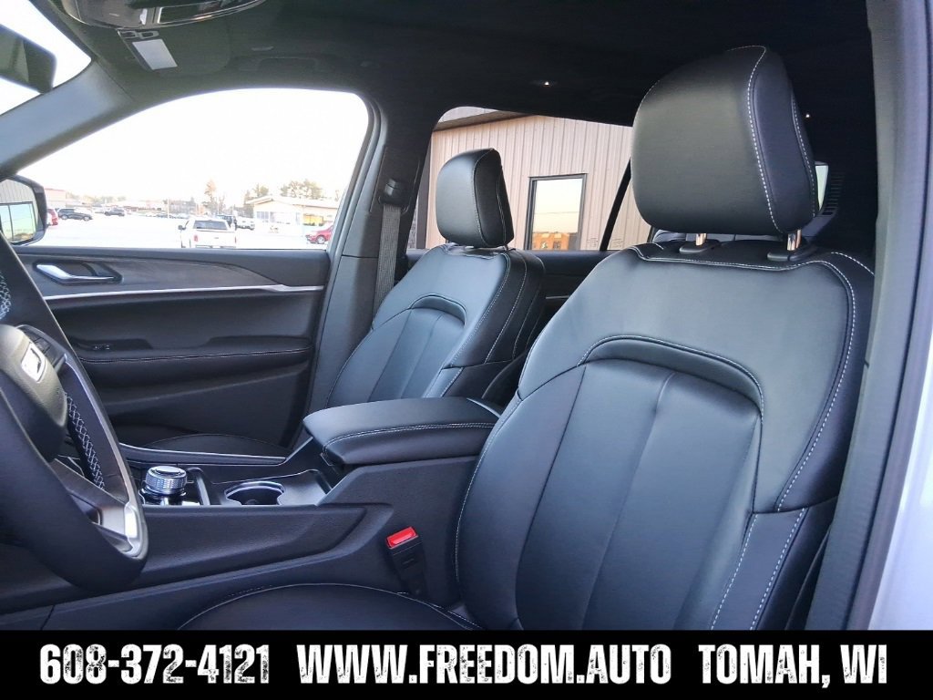Used 2025 Jeep Grand Cherokee L Limited w/ Trailer Tow Package AWD/4WD image 15