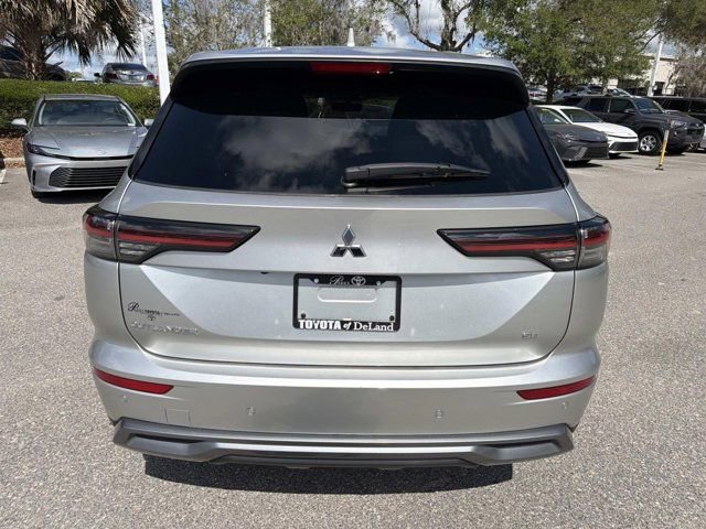Used 2025 Mitsubishi Outlander SE FWD image 3