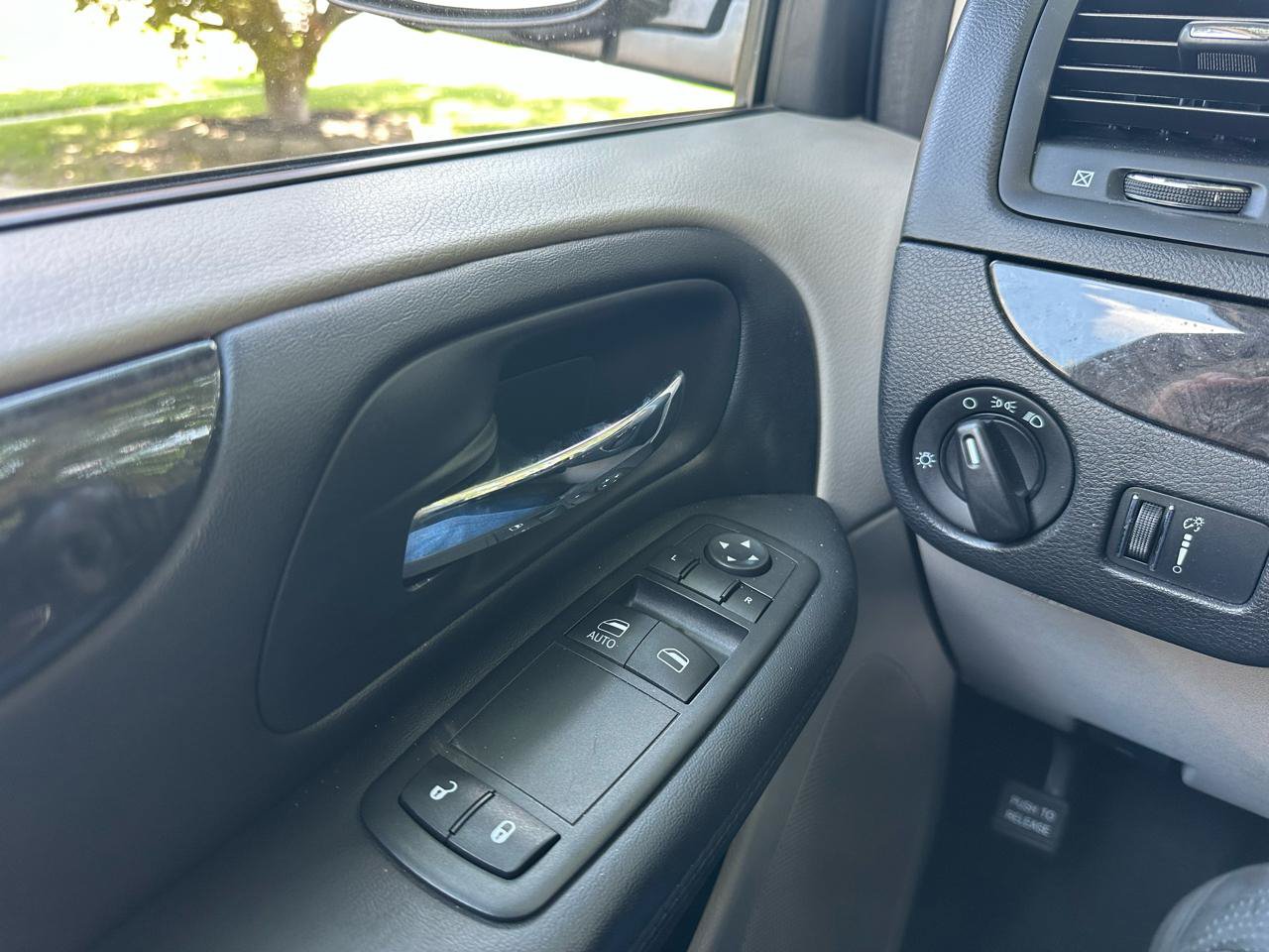 Used 2015 Dodge Grand Caravan American Value Package w/ UConnect Hands-Free Group FWD image 22