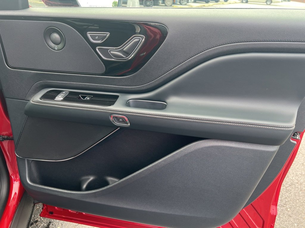 New 2025 Lincoln Aviator AWD w/ Jet Appearance Package image 28