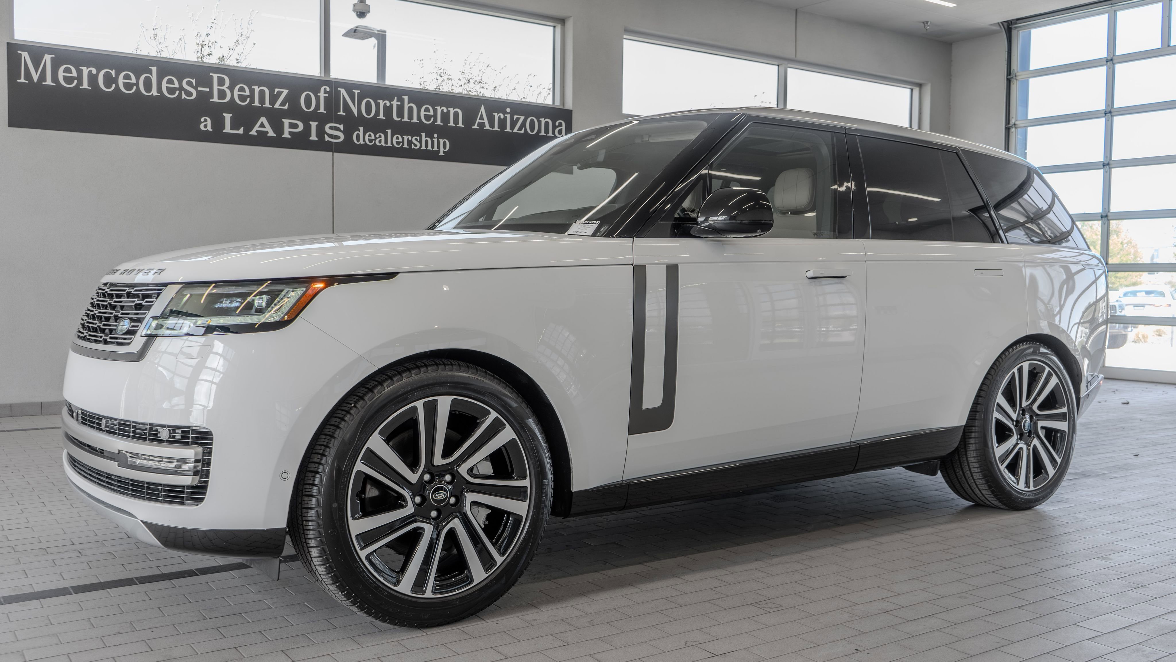 Used 2023 Land Rover Range Rover SE AWD/4WD image 3