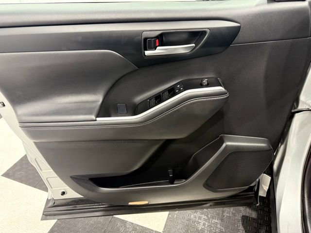 Used 2025 Toyota Highlander Platinum image 14