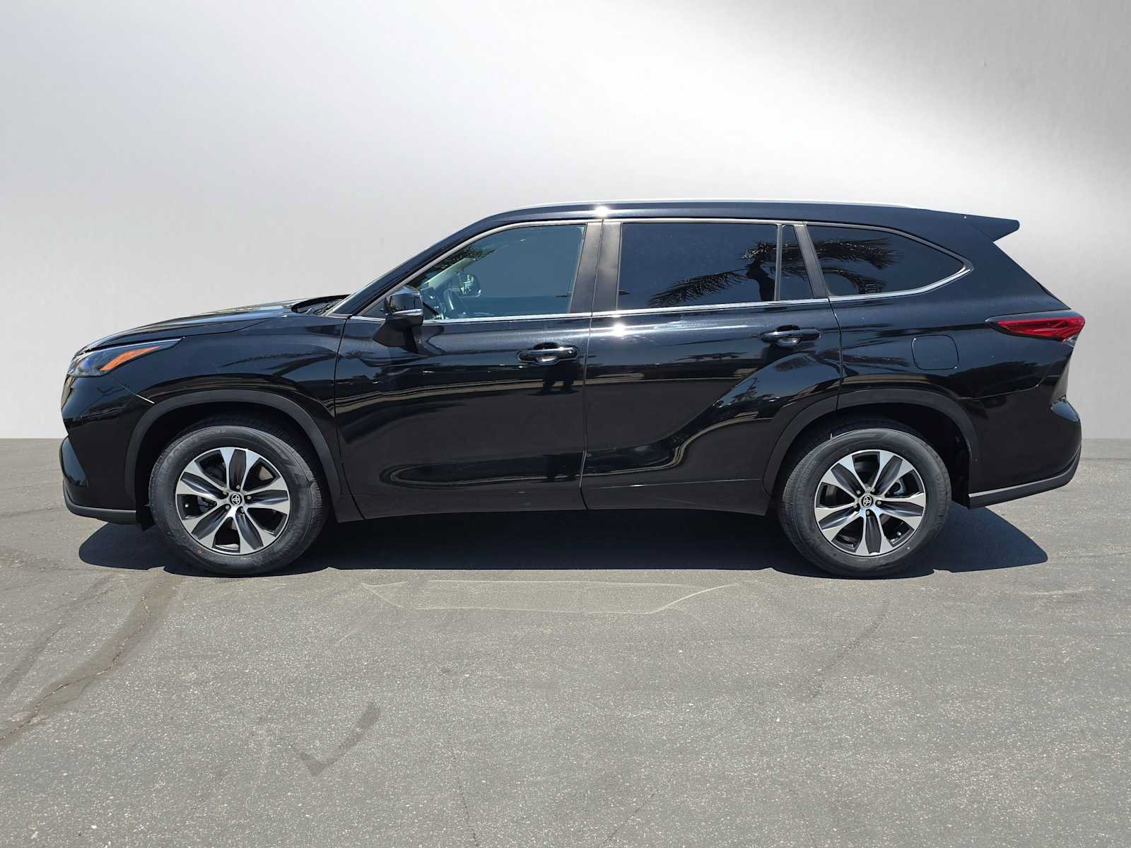 Used 2023 Toyota Highlander XLE FWD image 6