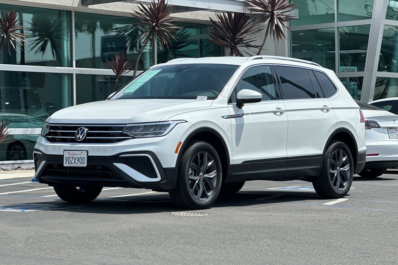 Certified 2023 Volkswagen Tiguan SE image 8