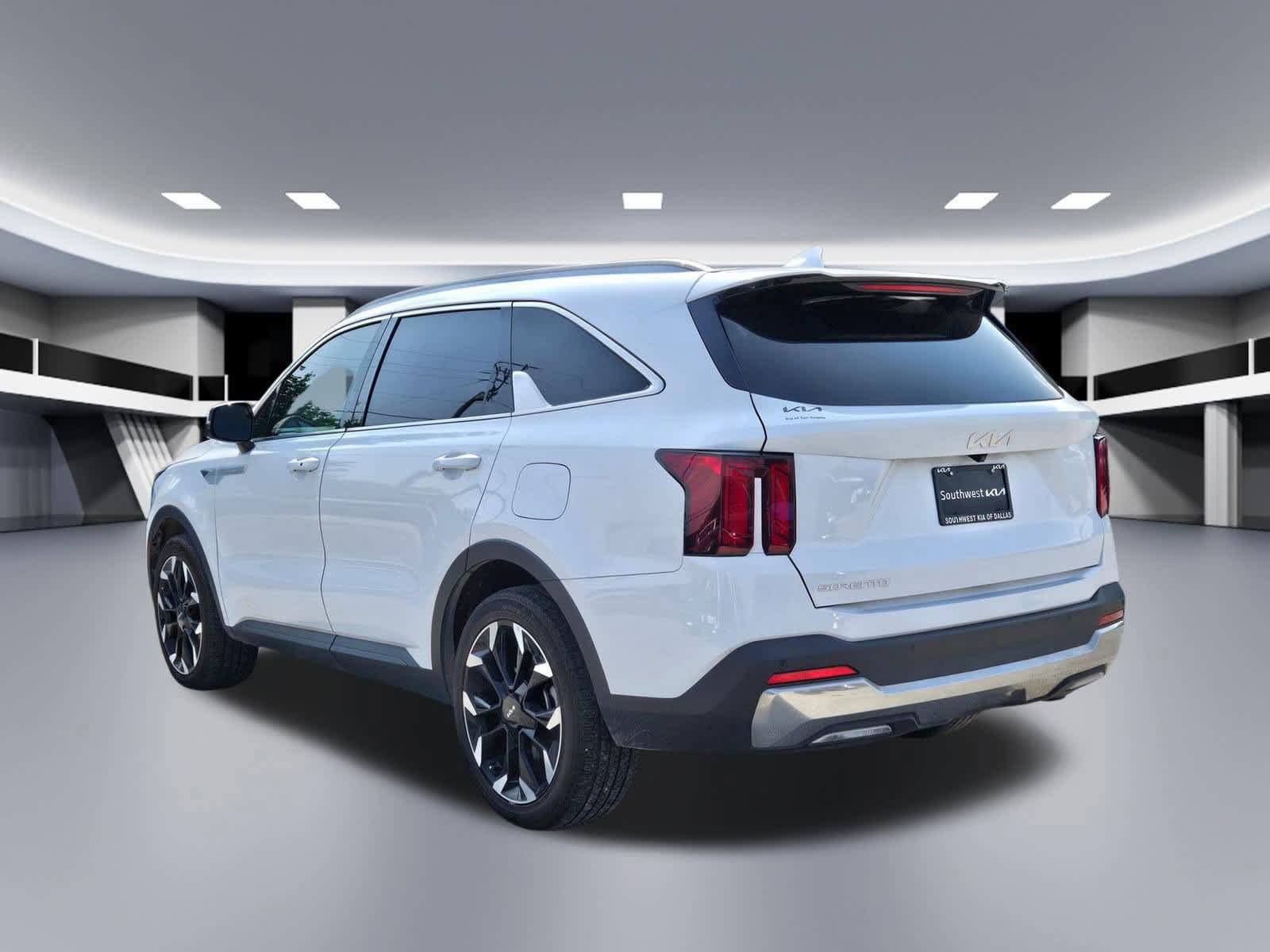 Certified 2025 Kia Sorento EX w/ Panoramic Sunroof Package FWD image 4