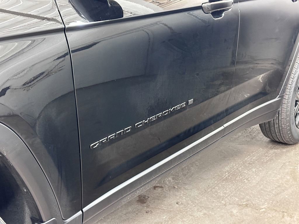 New 2025 Jeep Grand Cherokee Laredo image 16