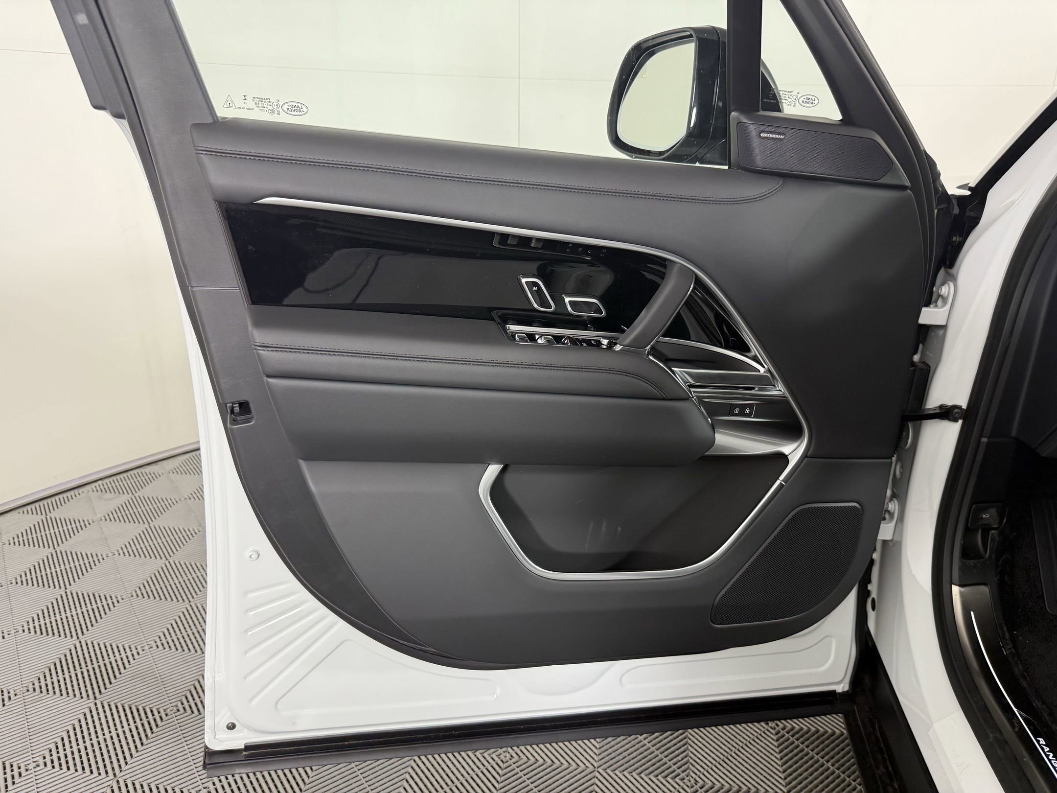 New 2025 Land Rover Range Rover SE image 20