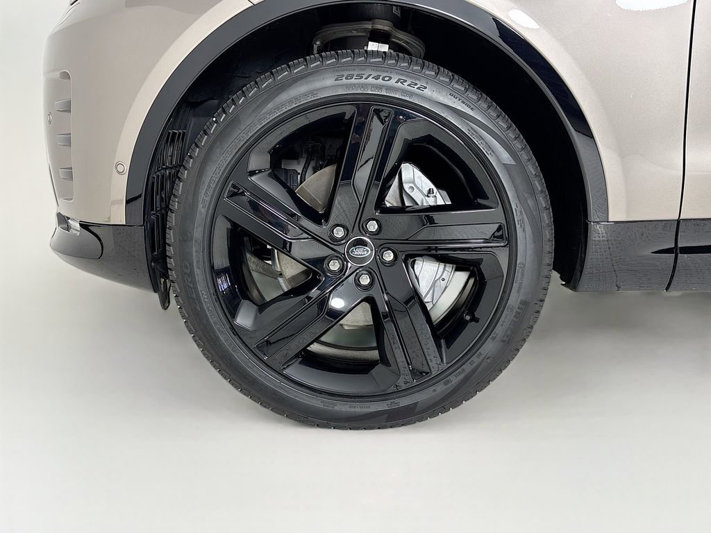 Used 2025 Land Rover Discovery Dynamic SE image 21
