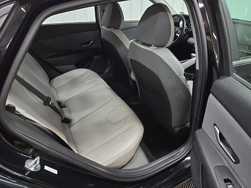 Used 2023 Hyundai Elantra Limited FWD image 13