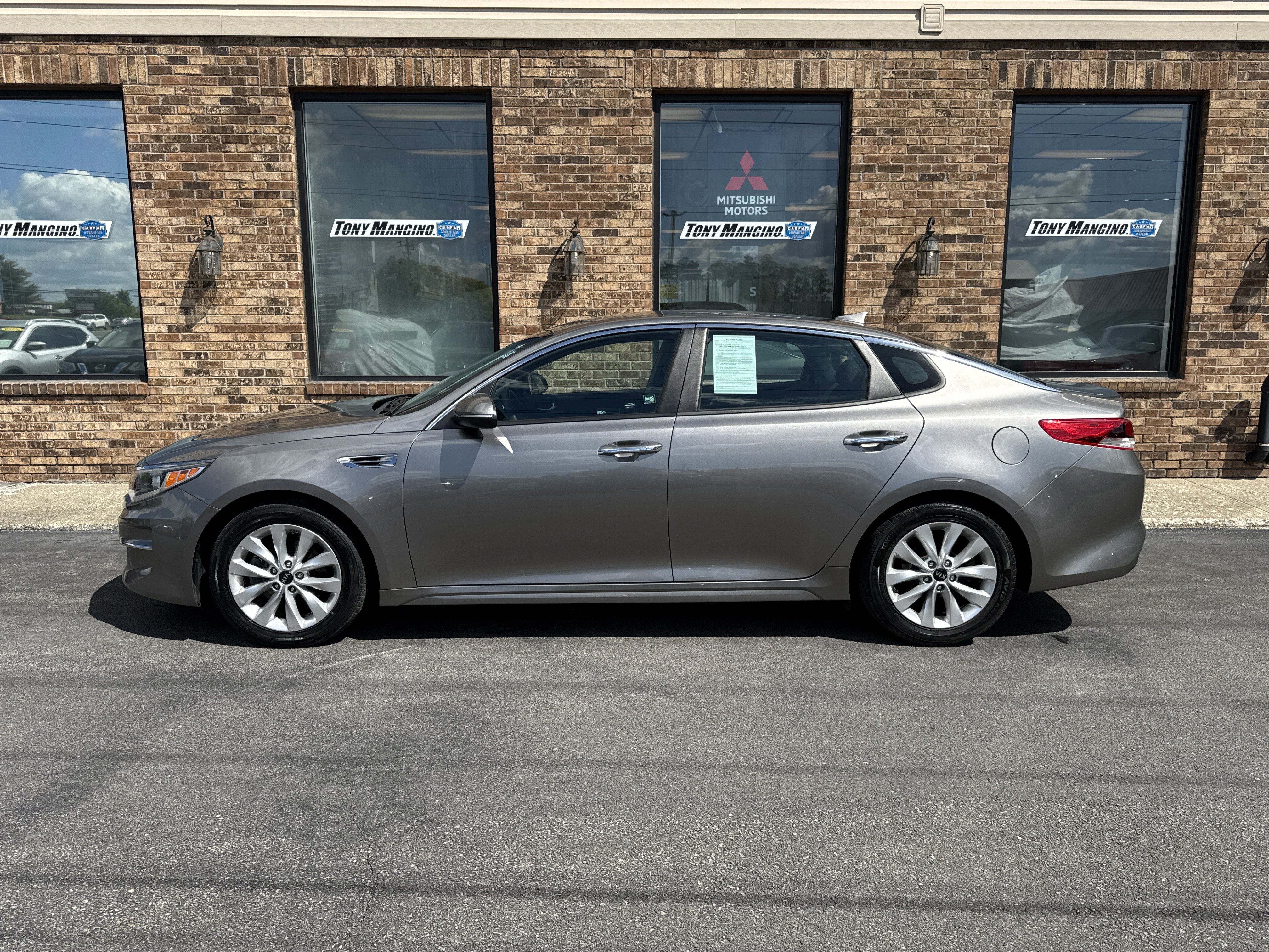 Used 2018 Kia Optima LX w/ 17" Alloy Wheels Package FWD image 2