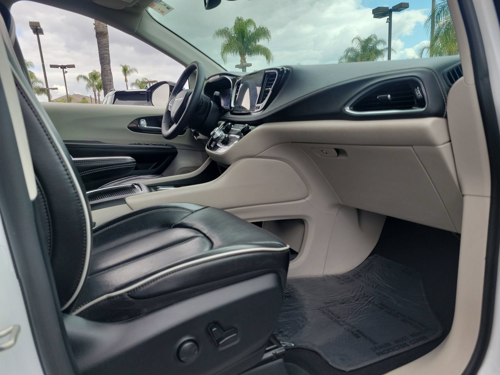 Used 2024 Chrysler Pacifica Limited FWD image 22
