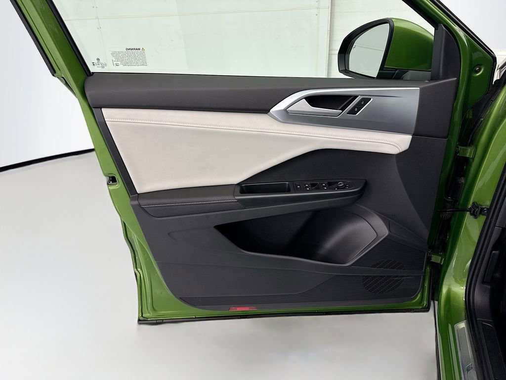 Used 2025 Volkswagen Taos SE w/ Panoramic Sunroof Package image 22