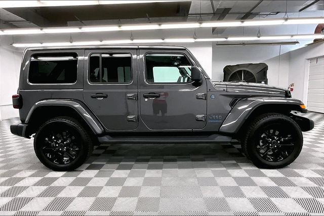 Used 2025 Jeep Wrangler Unlimited Sahara AWD/4WD image 16
