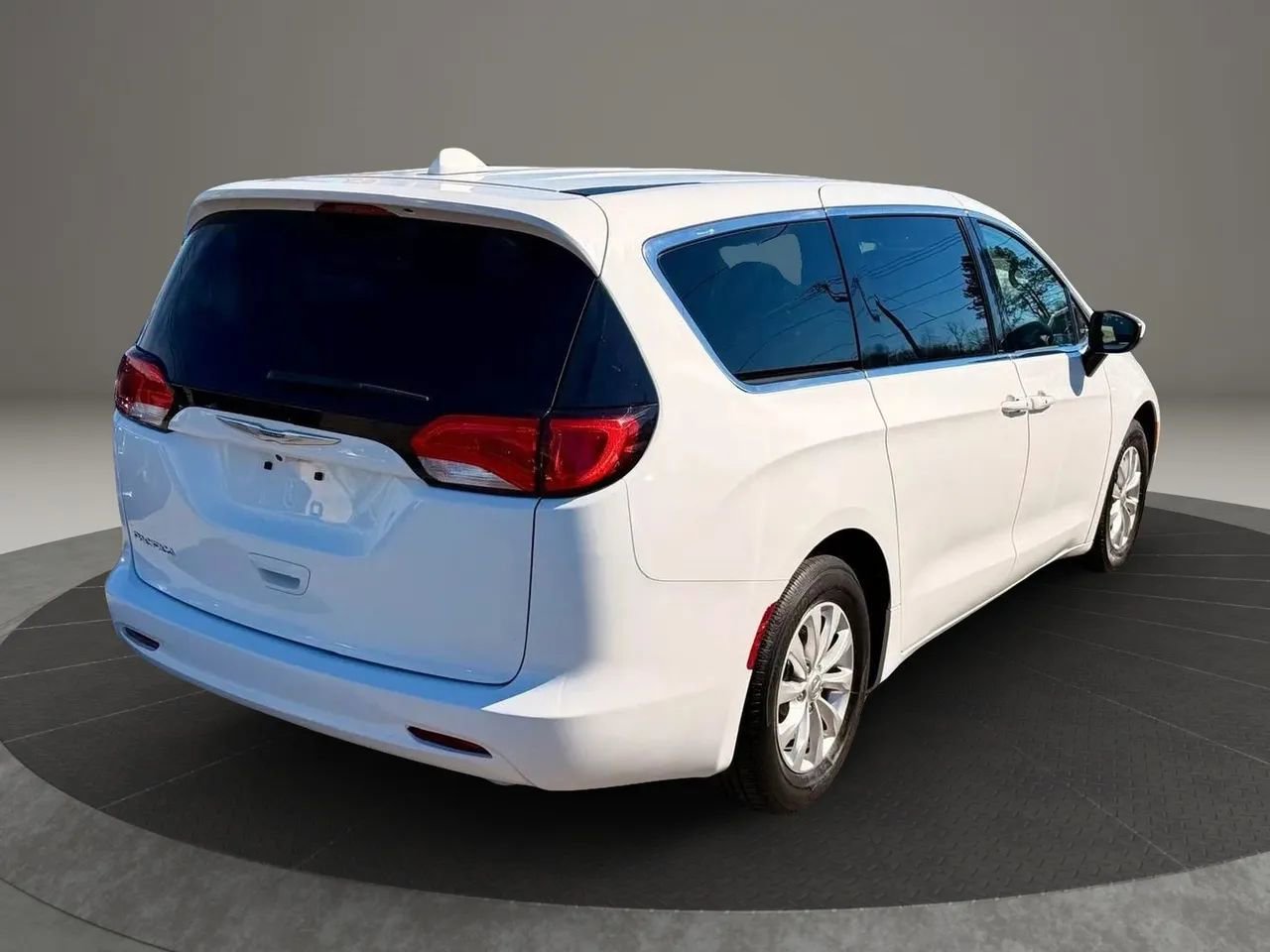 Used 2017 Chrysler Pacifica Touring w/ Tire & Wheel Group image 4