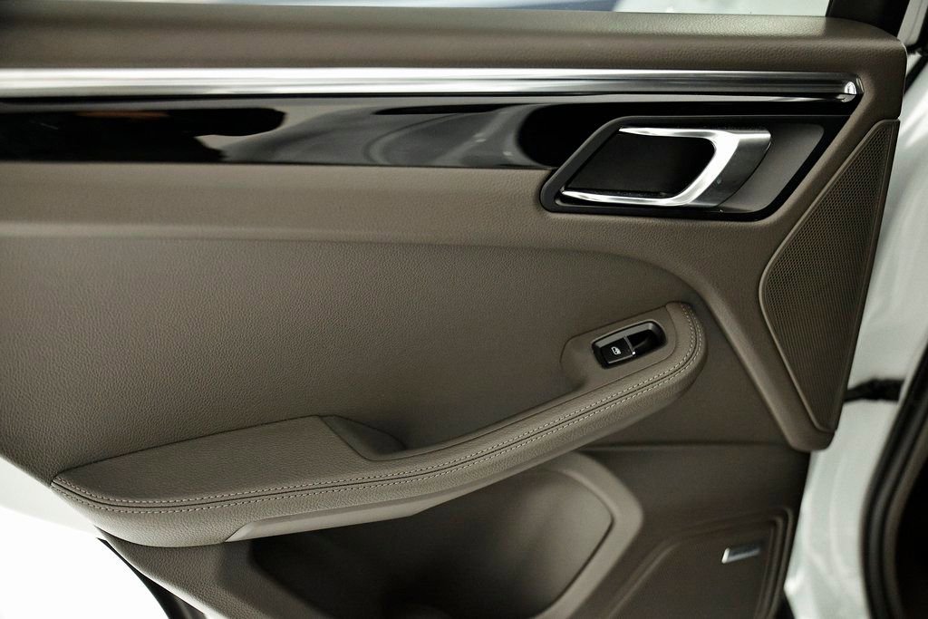Certified 2025 Porsche Macan image 26