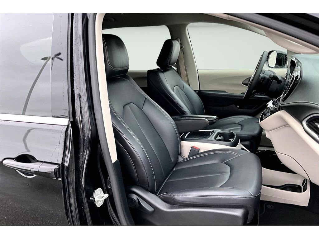 Certified 2024 Chrysler Pacifica Select image 8