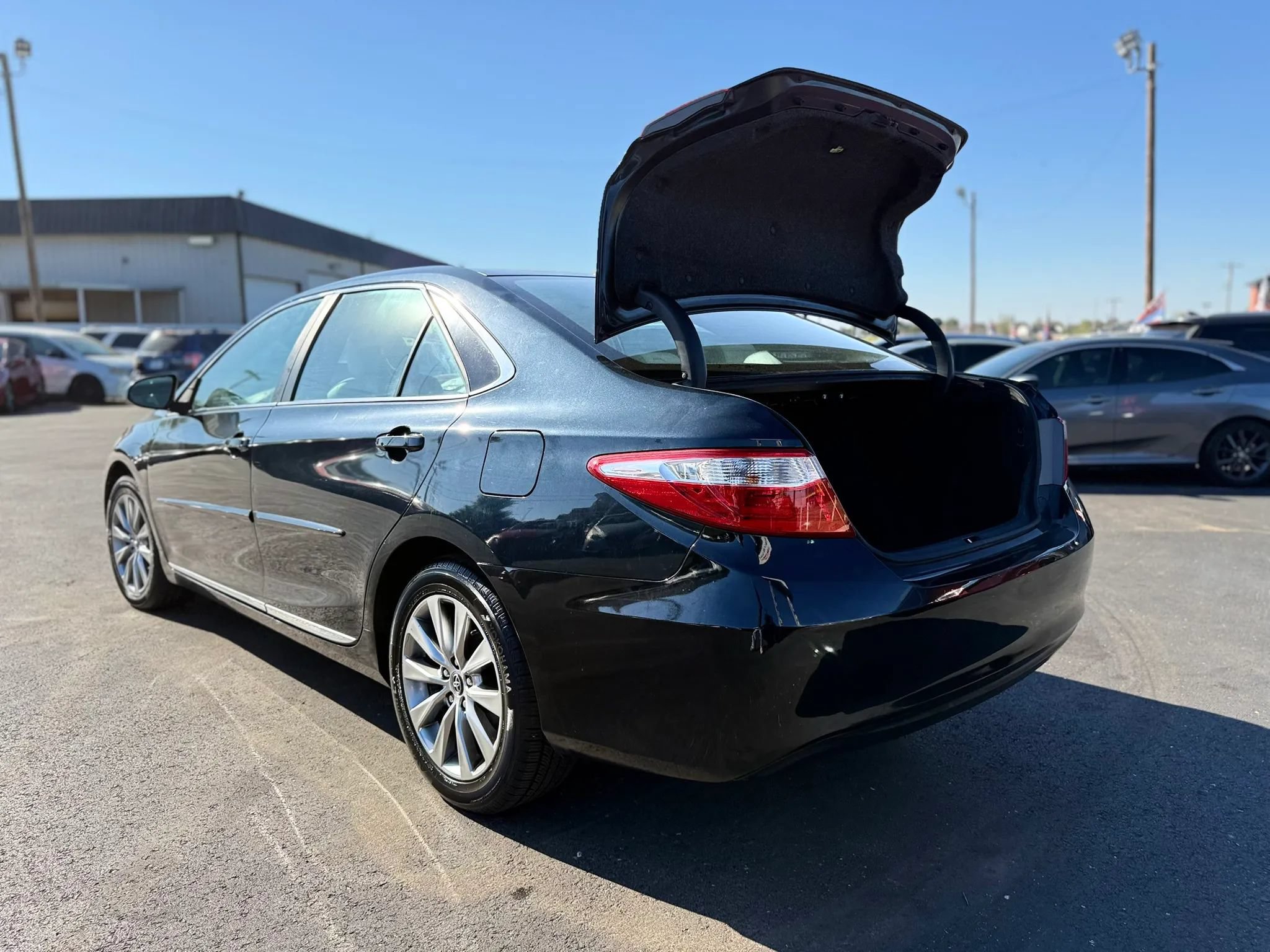 Used 2017 Toyota Camry XLE w/ Moonroof Package FWD image 36
