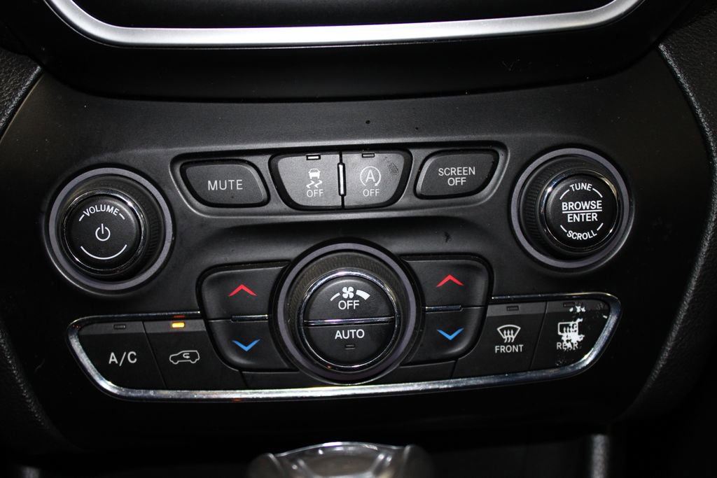 Used 2019 Jeep Cherokee Latitude Plus w/ Comfort/Convenience Group image 28