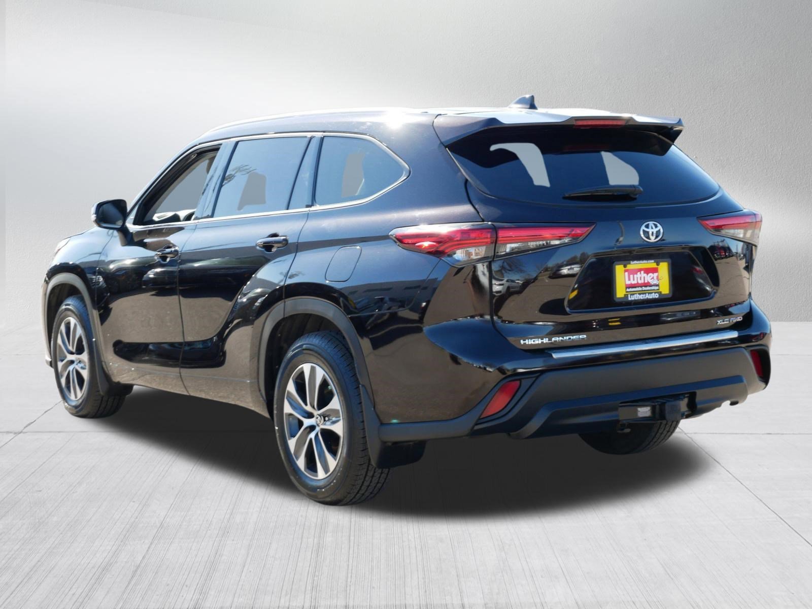 Used 2022 Toyota Highlander XLE AWD/4WD image 5