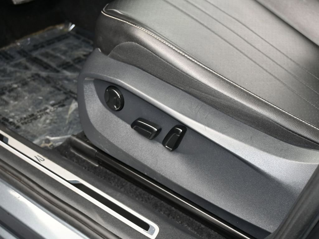 Used 2022 Volkswagen Tiguan SE R-Line image 13