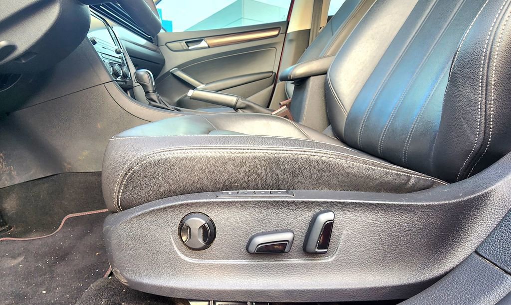 Used 2022 Volkswagen Passat 2.0T image 13