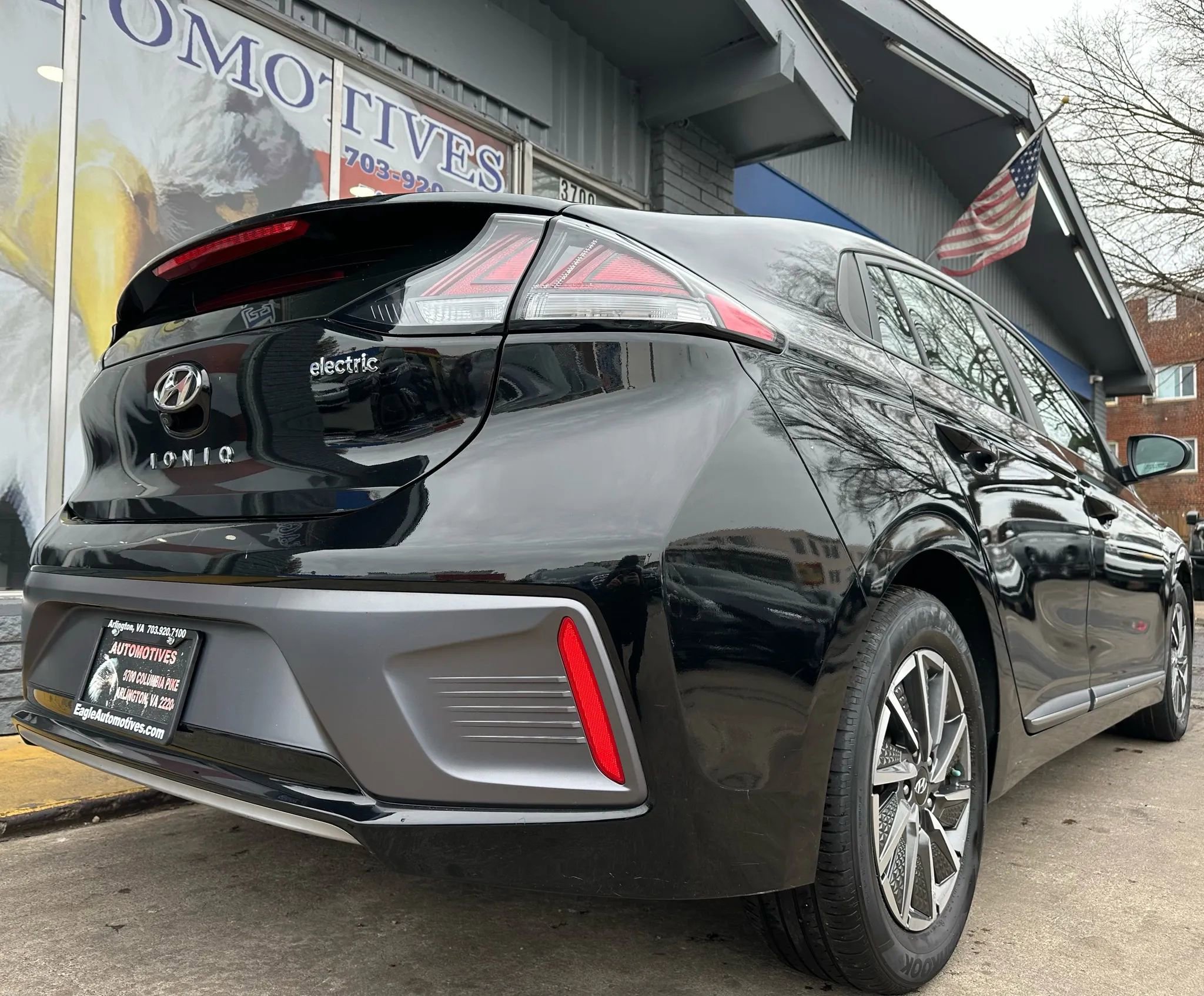 Used 2020 Hyundai Ioniq SE image 3