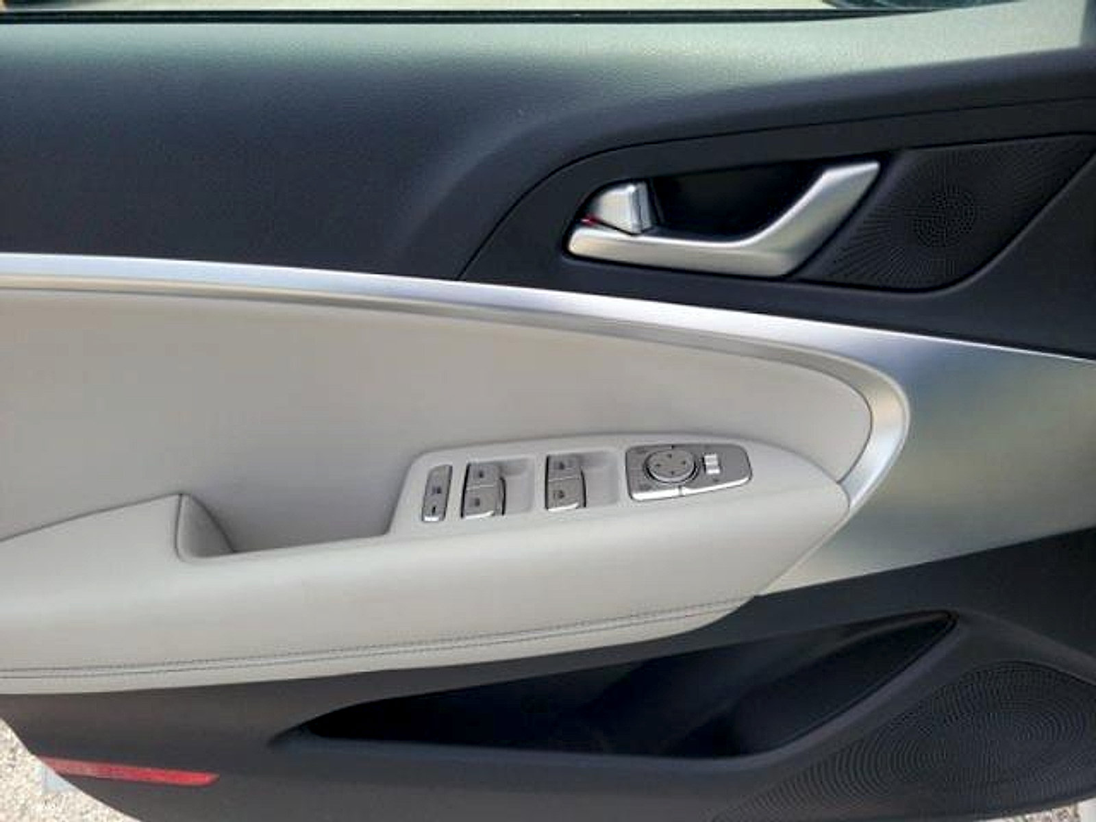 Used 2025 Genesis G70 2.5T RWD image 19