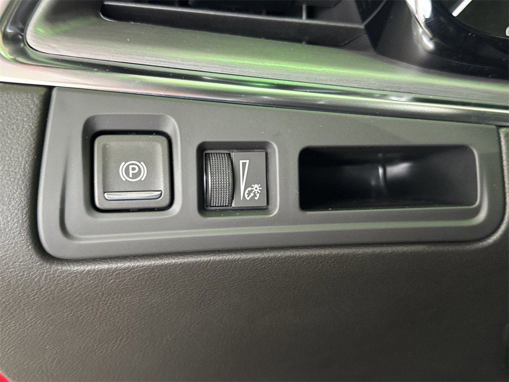 New 2025 Cadillac XT5 Luxury image 17