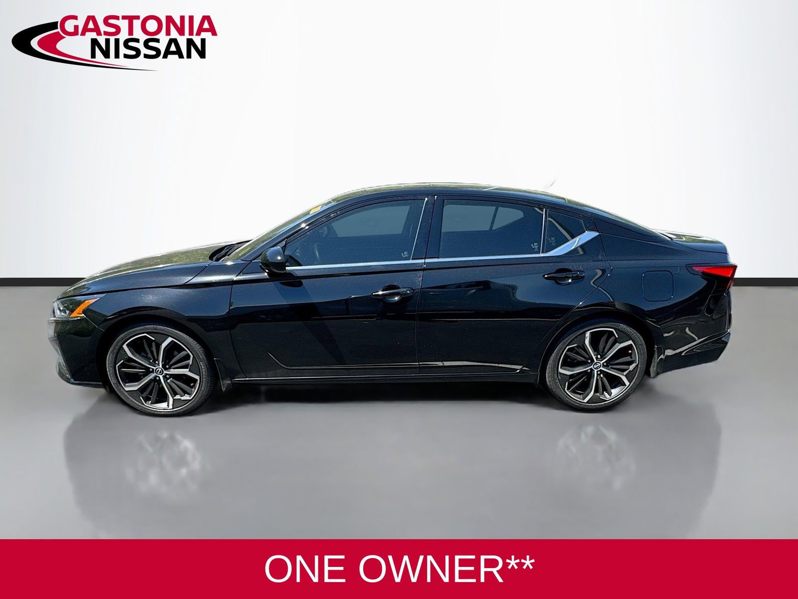 Used 2024 Nissan Altima 2.5 SR w/ SR Premium Package FWD image 3