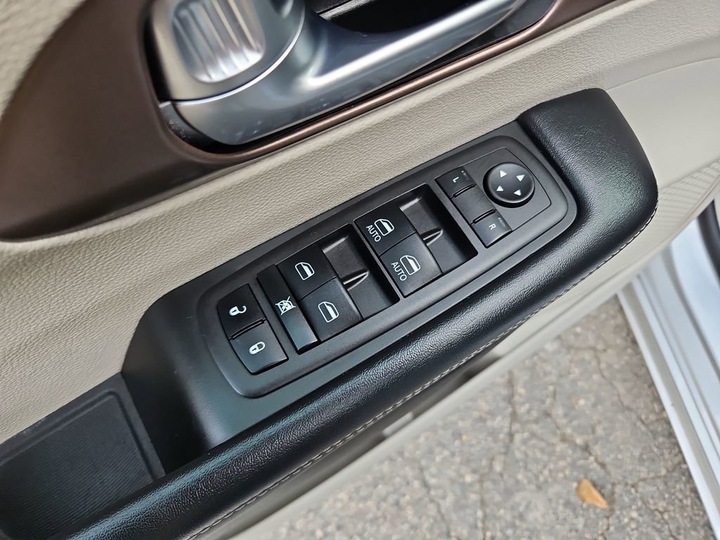 Used 2023 Chrysler Voyager LX image 26