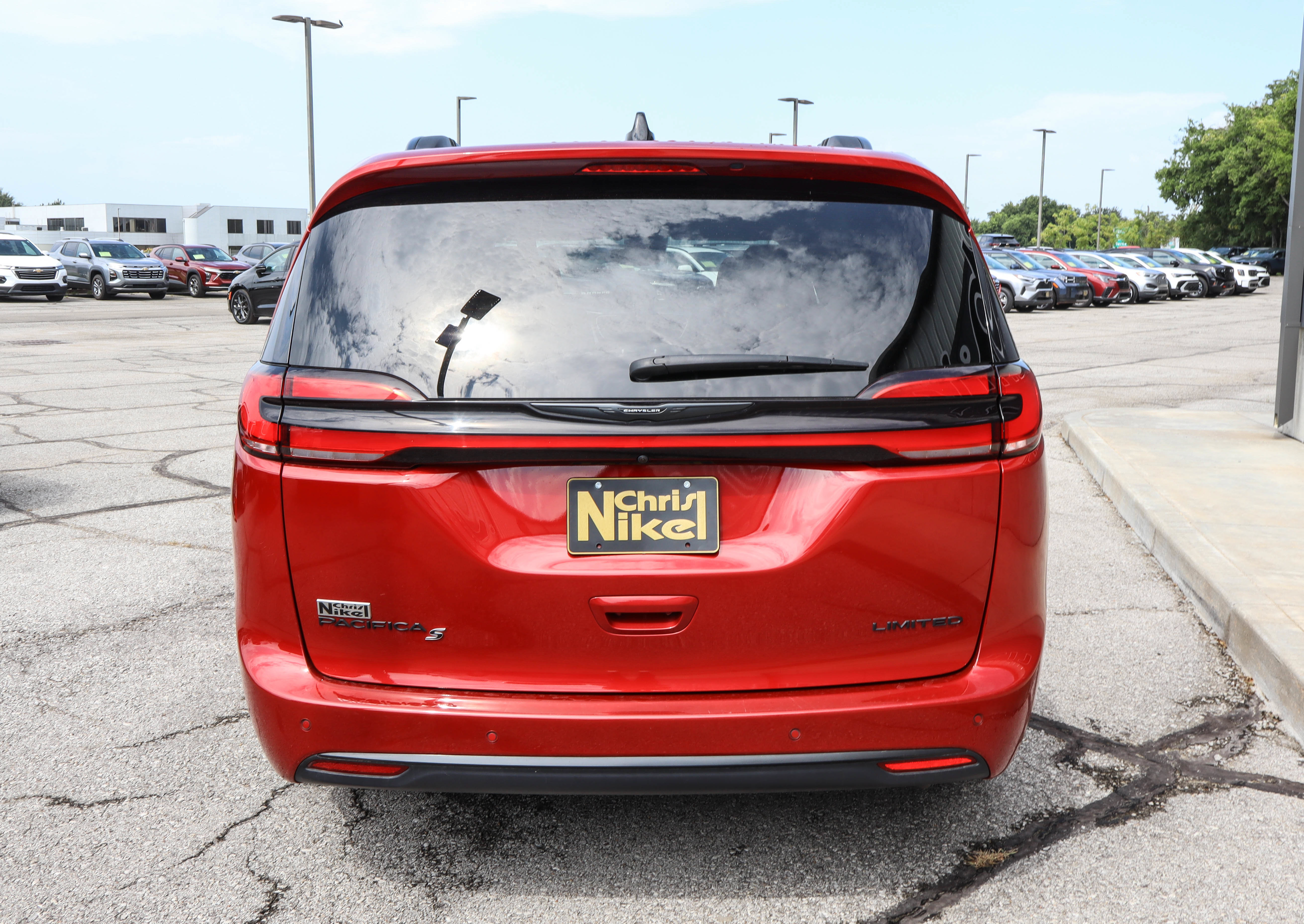 Used 2025 Chrysler Pacifica Limited FWD image 5