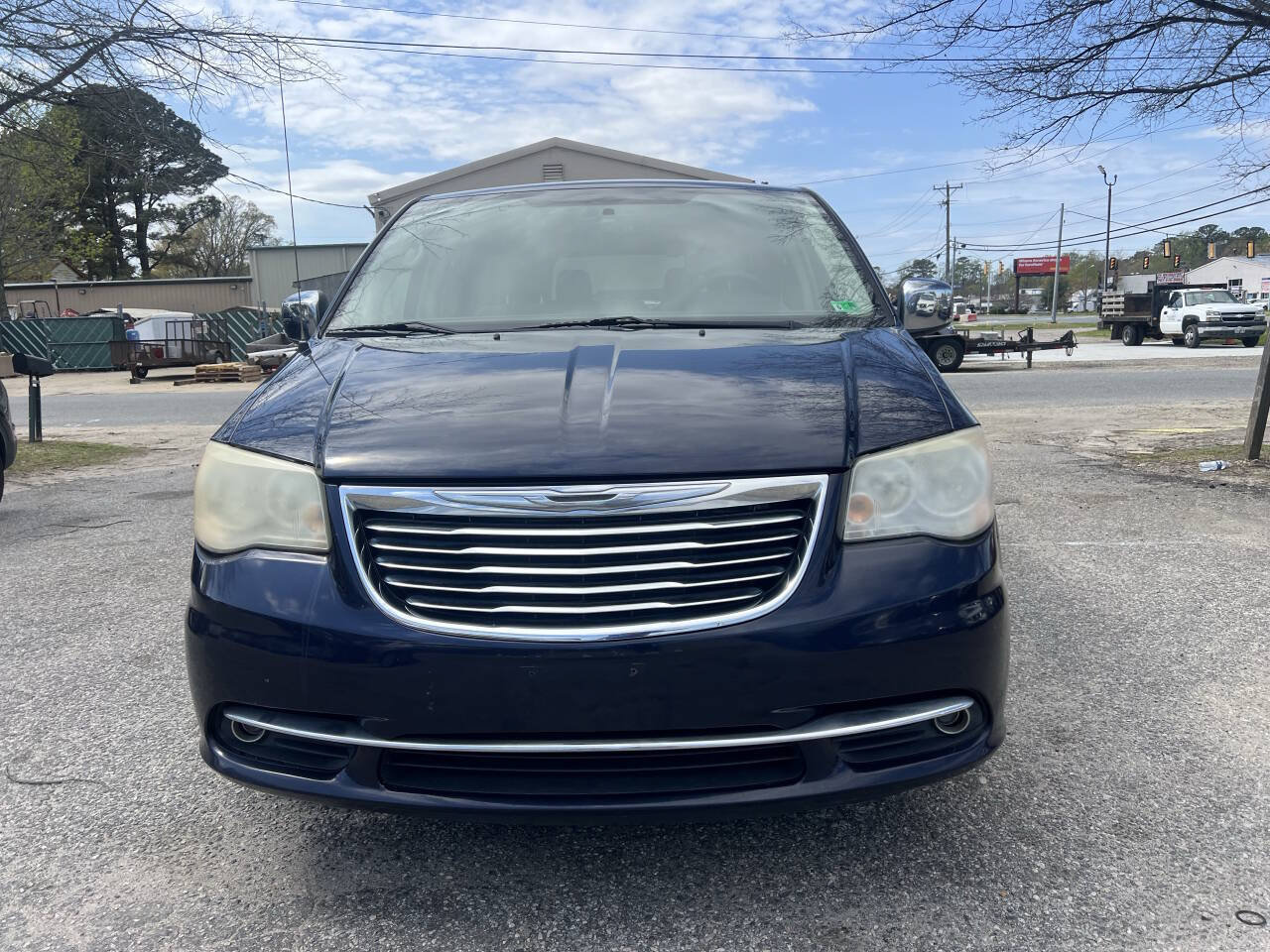 Used 2013 Chrysler Town & Country Touring-L w/ Entertainment Group #2 FWD image 3