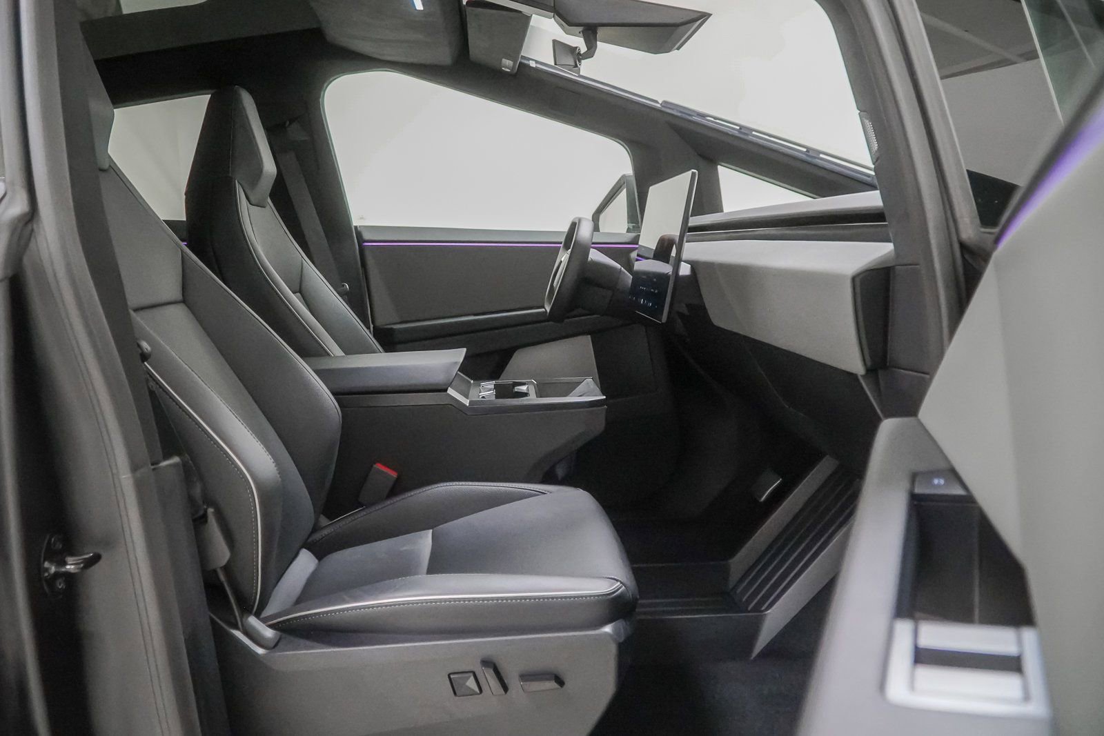 Used 2025 Tesla Cybertruck AWD Crew Cab image 44