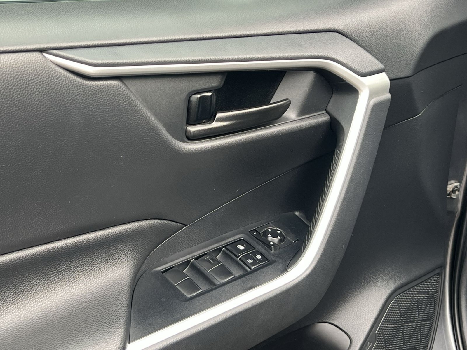 Used 2019 Toyota RAV4 LE AWD/4WD image 15