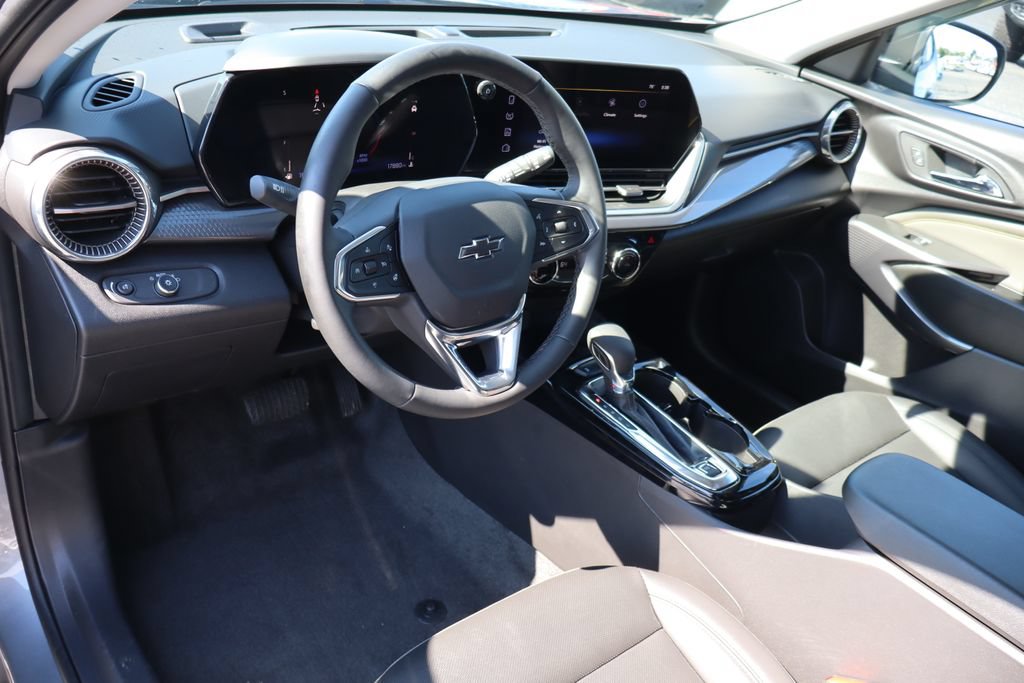 Used 2025 Chevrolet Trax ACTIV w/ Sunroof Package FWD image 5