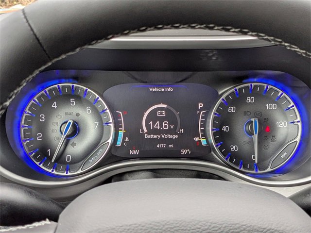 Used 2025 Chrysler Pacifica Select image 25