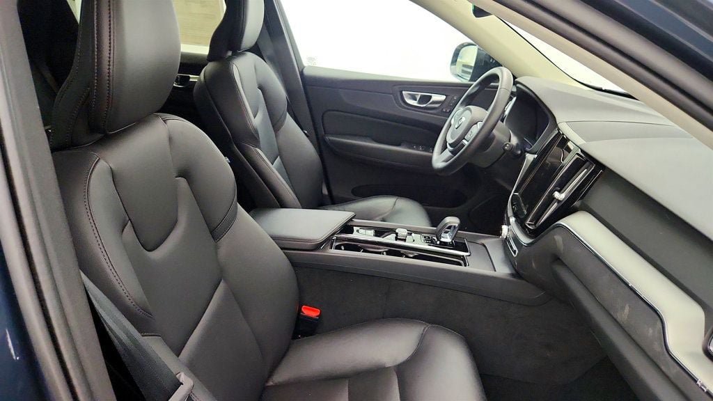Used 2025 Volvo XC60 B5 Core w/ Climate Package AWD/4WD image 22