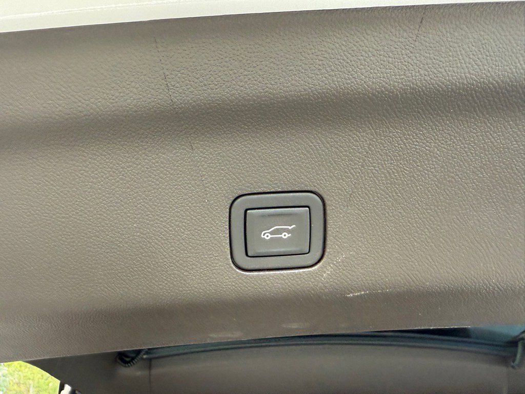 Used 2024 GMC Yukon SLT w/ SLT Luxury Package image 14