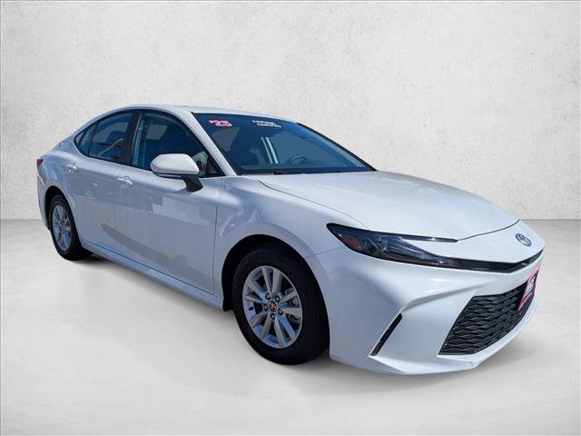 Used 2025 Toyota Camry LE image 3