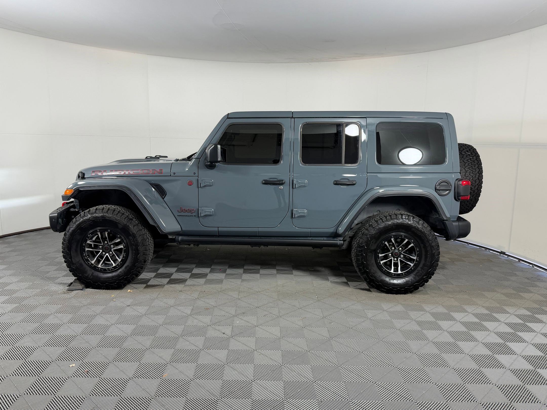 Used 2024 Jeep Wrangler Unlimited Rubicon image 2